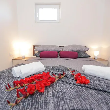 Apartament Petrus - *